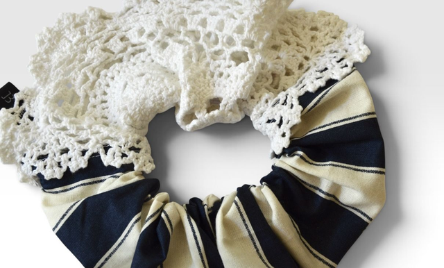 Cotton scrunchie with doily