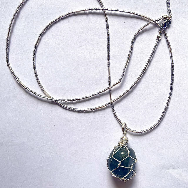 C38 - Collier perles en verre et labradorite
