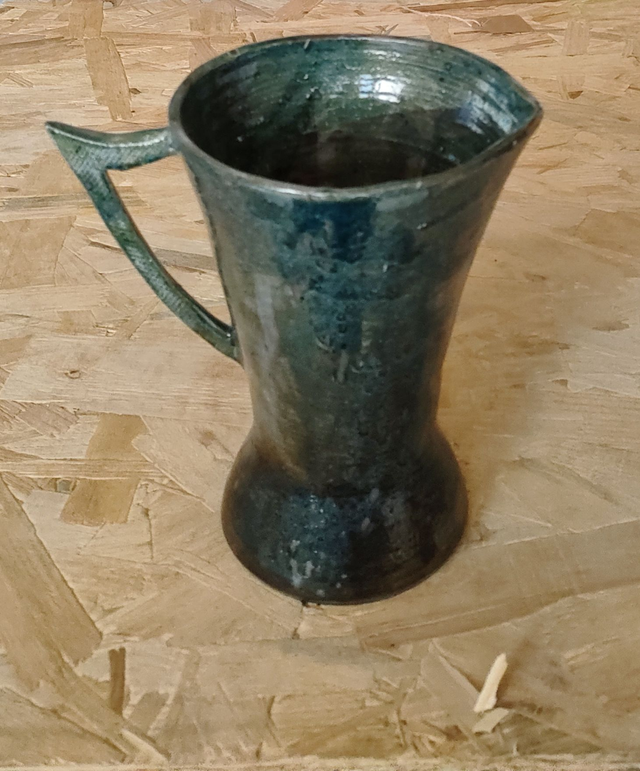 Pichet en grès tourné – Émail vert-brun profond – Pièce unique artisanale
