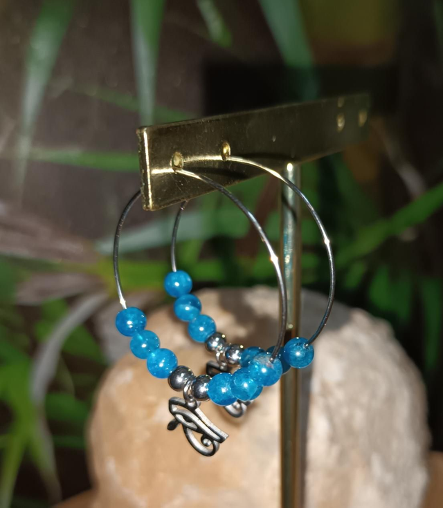 Boucles d’oreilles motif “troisième œil” en apatite bleue