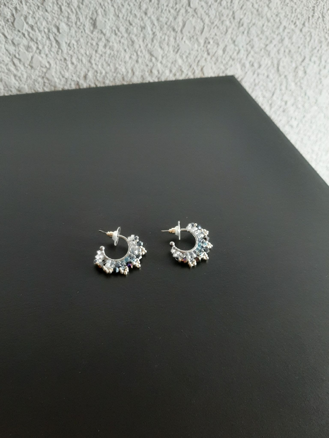 Boucle d&#039;oreilles créole croissant gris -bleu argenté en perle rocaille		