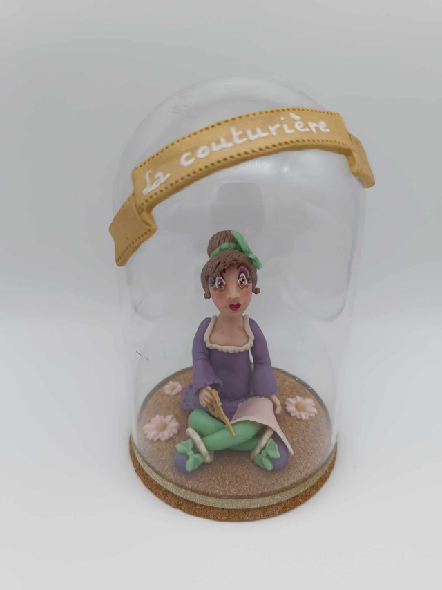 Couturière en porcelaine froide