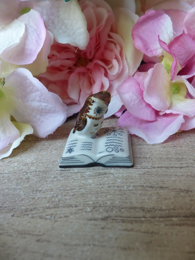 Miniature figurine porcelaine Hibou savant sur livre, Fève Hibou intelligent, connaissance, cadeau étudiant, professeur, rentrée des classes