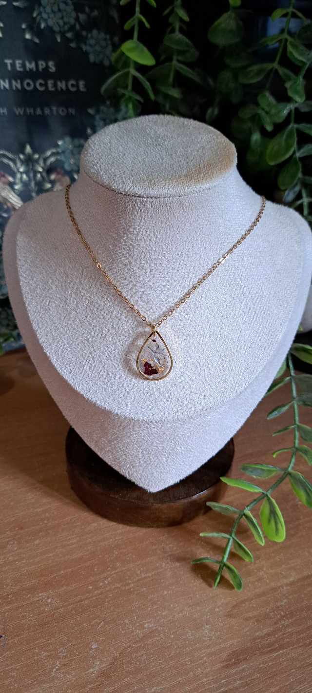 Collier goutte de fée or et pétale de rose