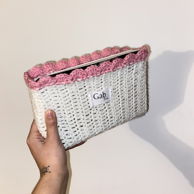 Pochette à livre crochetée