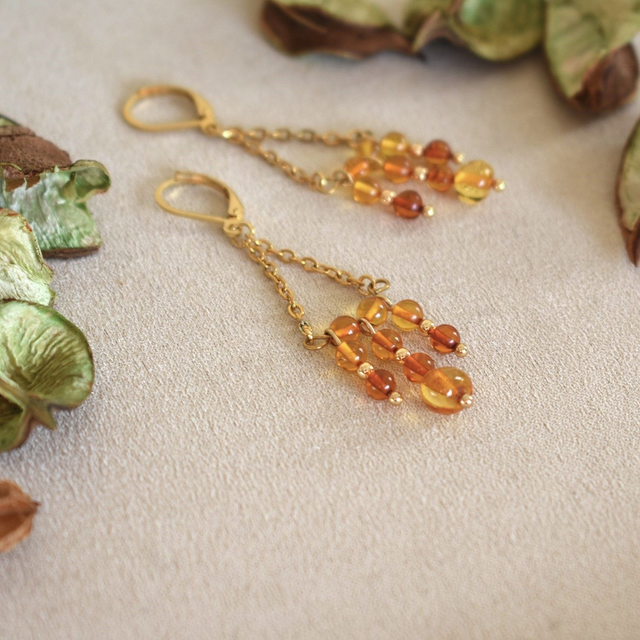Boucles d'oreilles longues avec chaine en forme de trapèze et chutes d'ambre