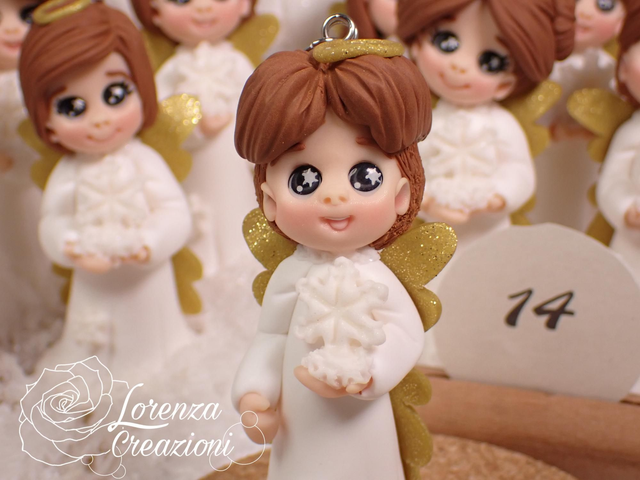 Angioletto del Natale 2025 n°14 con fiocco di neve, modellato e dipinto a mano. Pezzo unico, da collezione, firmato e numerato. Made in Italy, made in Treviso, Lorenza Creazioni.
