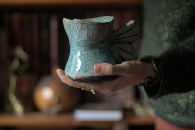 Mug corset ailé turquoise, grès cuisson raku