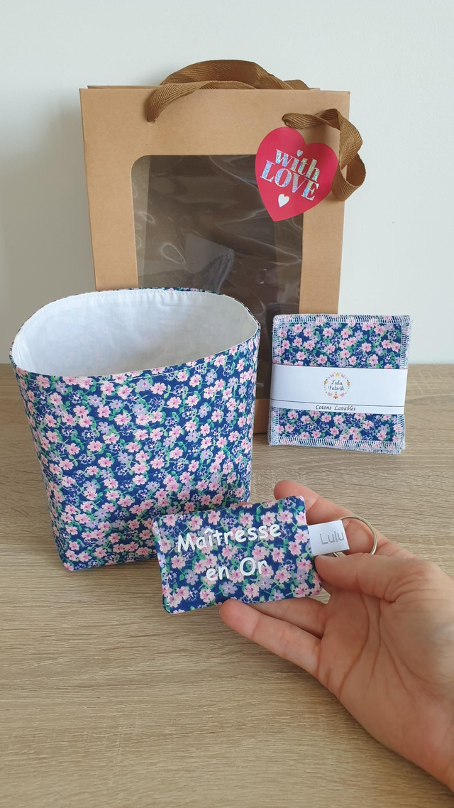 Coffret: panier +4 cotons + porte clés Maîtresse en Or (bleu mauve)