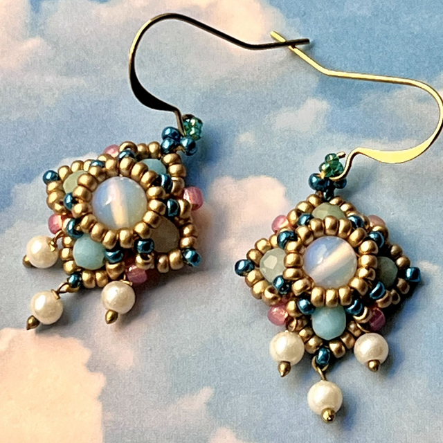 Boucles d'oreilles en perles carrées bleu ciel rose et opaline