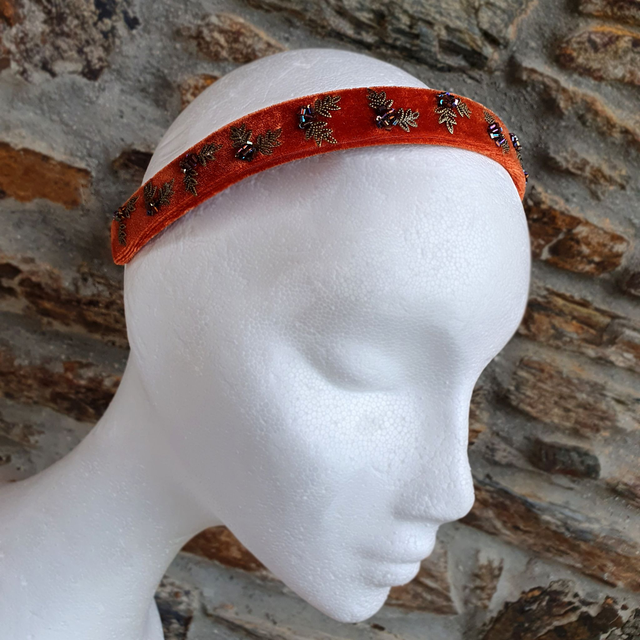 Diadema de terciopelo color teja bordada con hojas Lori