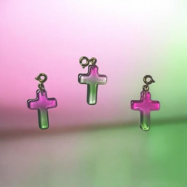 ✝️ Charm's Croix en Verre Rose &amp; Vert – Attache Acier Inoxydable Doré 18 x 24 mm | La Mondaine Créations