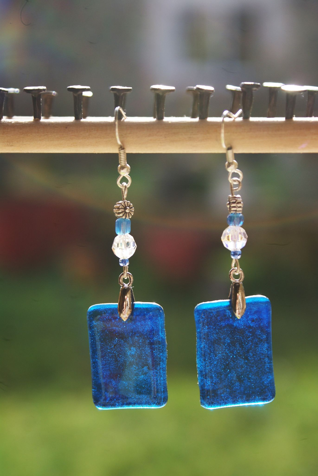Boucles d&#039;oreilles en verre bleu. 
