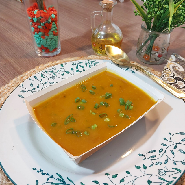 Caldo de abóbora cabotiá com carne desfiada