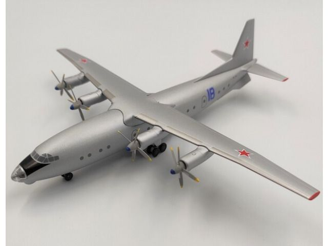 Antonov An-10 Soviet Air Force blaue 18 