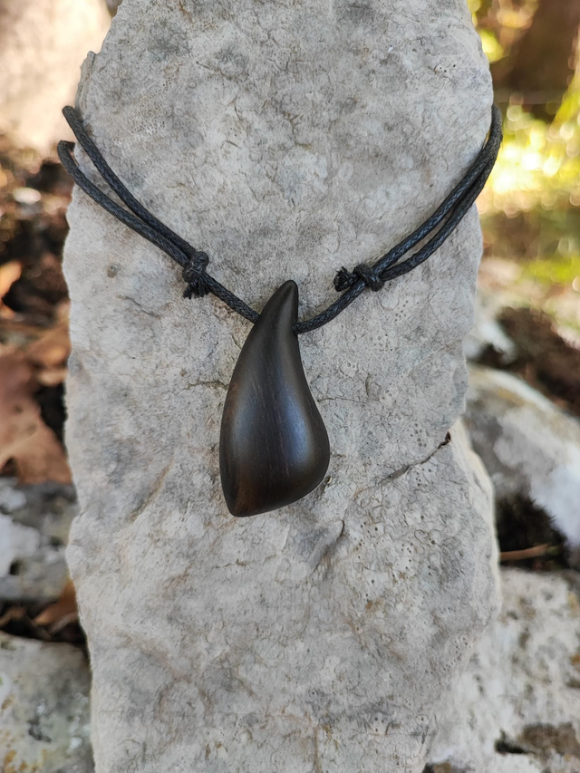 Pendentif en Bois d'Ébène du Gabon