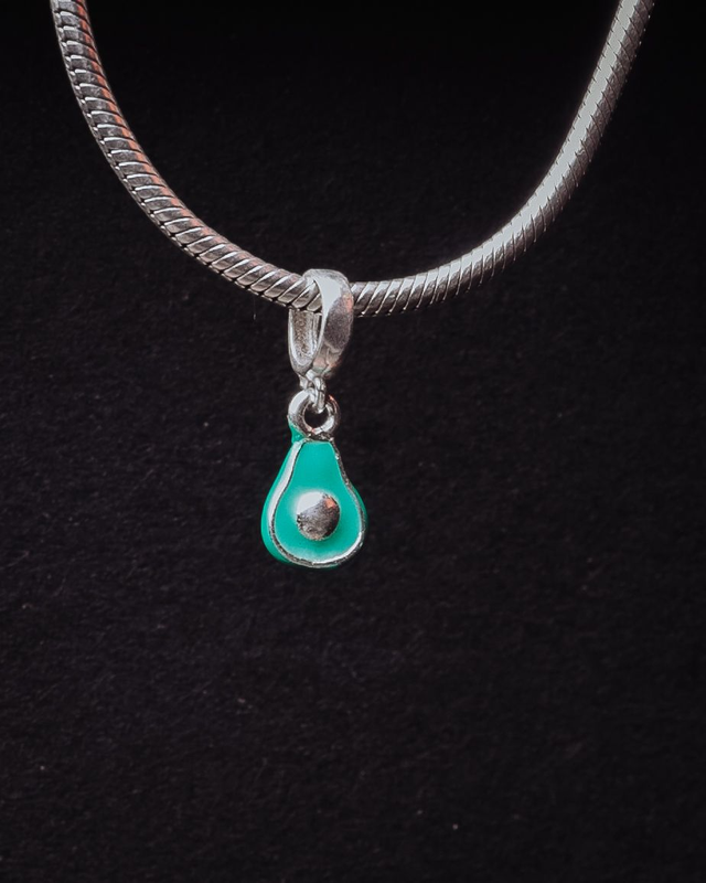 Berloque prata abacate resinado