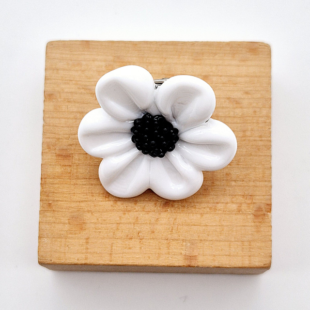 Pin's Marguerite blanche 2