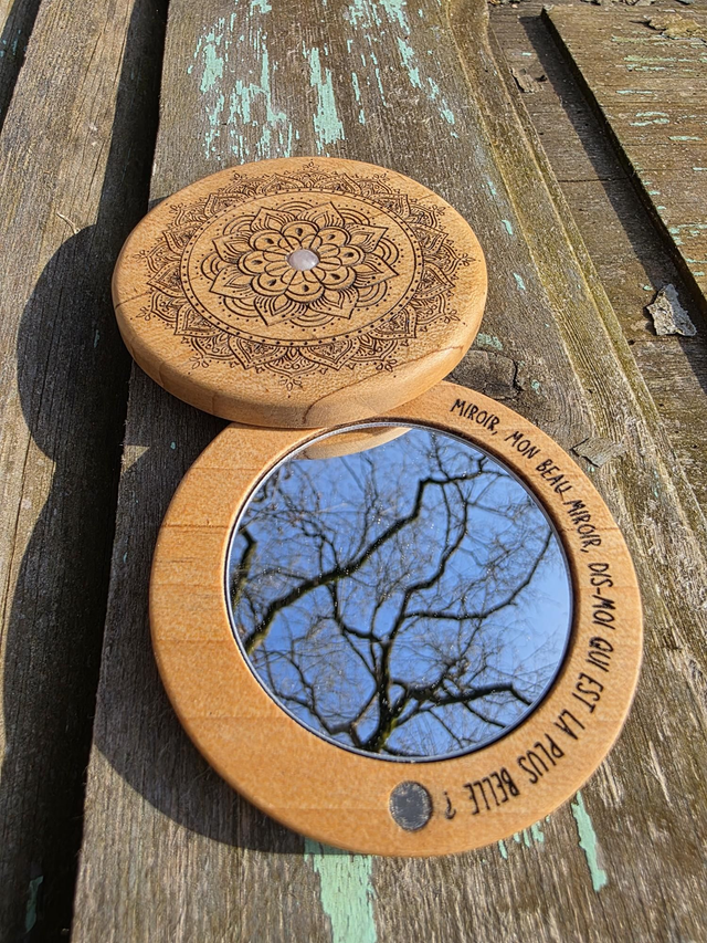 Miroir de Poche en Bois & Quartz Rose – Douceur et Harmonie