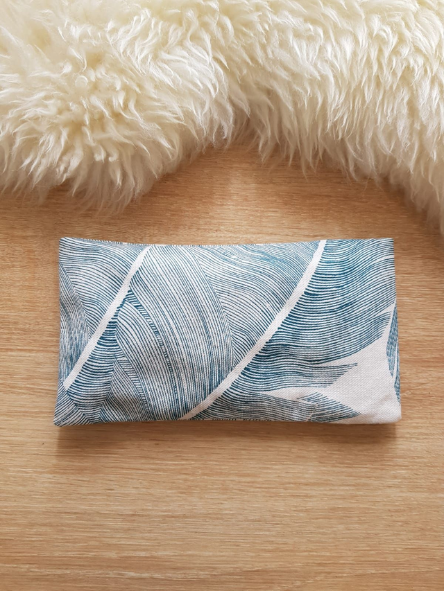 28 - Coussin pour les yeux - Plumes bleues