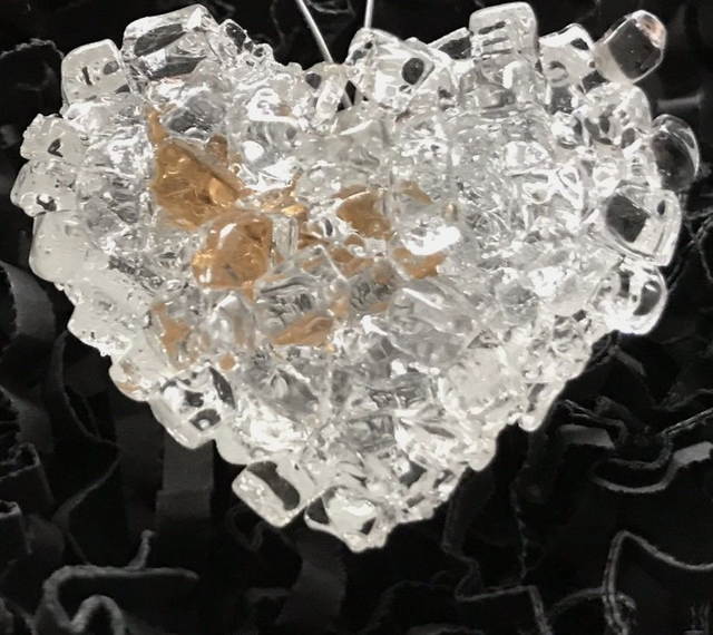 o7 Kristall-Herz mit vergoldetem Akzent / 2,0 x 3,5 x 4 cm / 30g