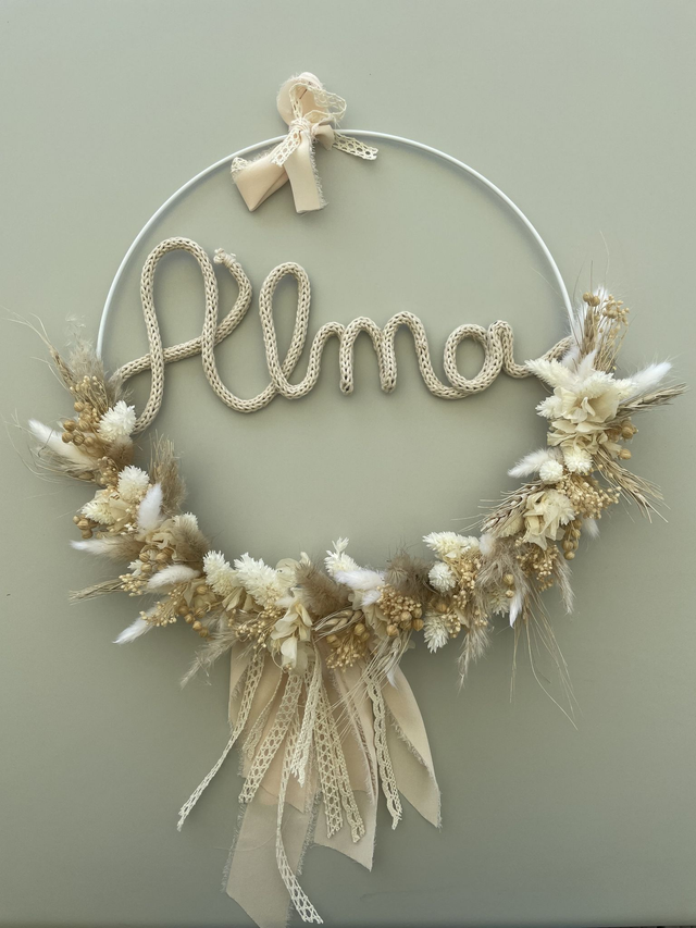 Couronne murale personnalisée – Prénom en tricotin et fleurs séchées – Style bohème
