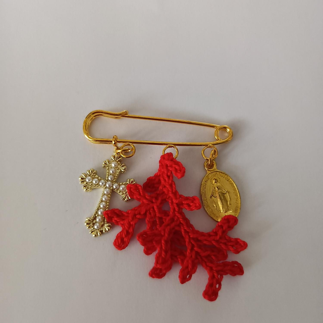 Broche corail et médaille 