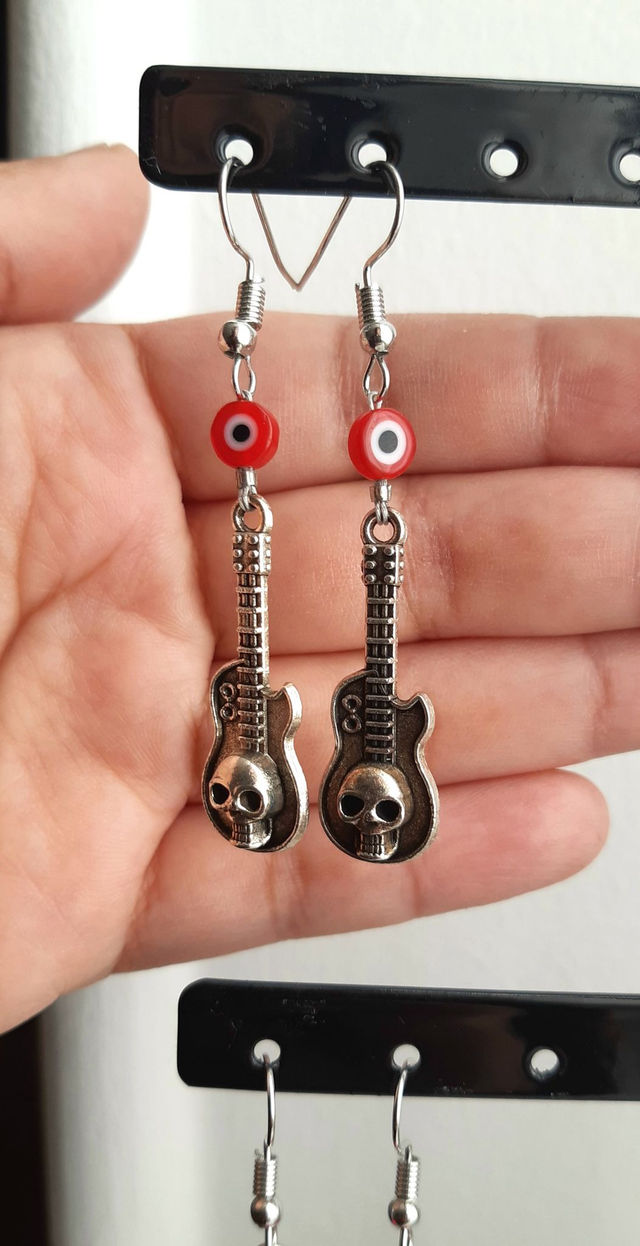 Boucle d&#039;oreille guitare tête de mort