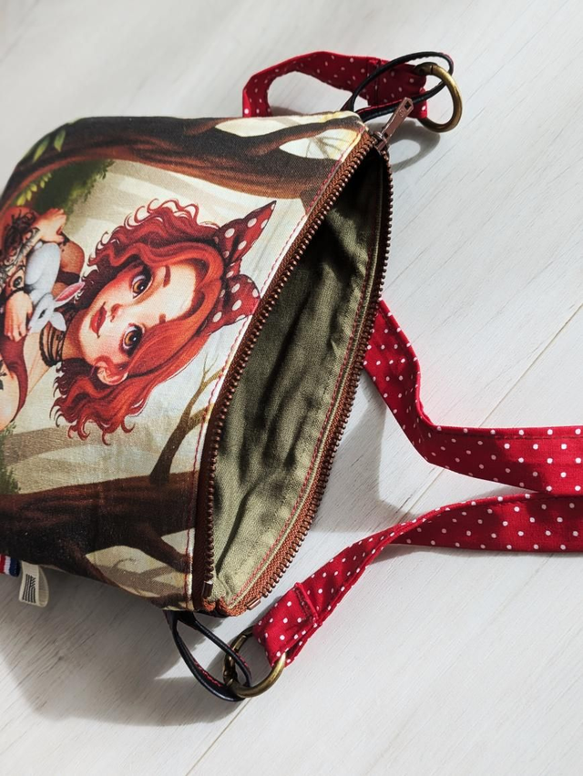 Escarcelle Alice est une punk