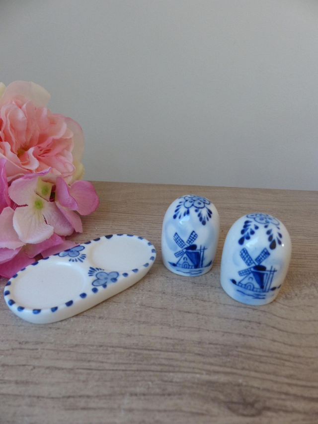 Ensemble Salière et Poivrière Minimaliste avec Plateau – Porcelaine Bleu Indigo, Décor Moulins et Fleurs –Accessoire de Table Déco Chic