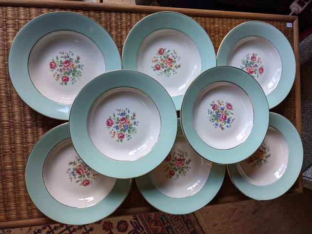 Lot d’assiettes vintage fleuries contour turquoise