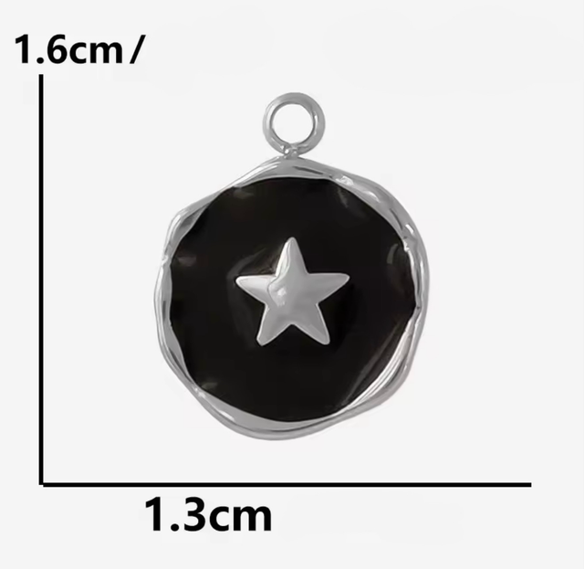 Charm stella su base nera 