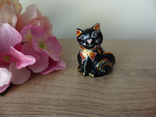Figurine petit chat d'amour en bois peint à la main, bibelot chaton noir avec un museau en forme de coeur rose, cadeau décoration collection