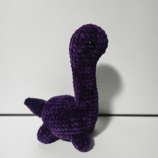 Bébé brachiosaure violet