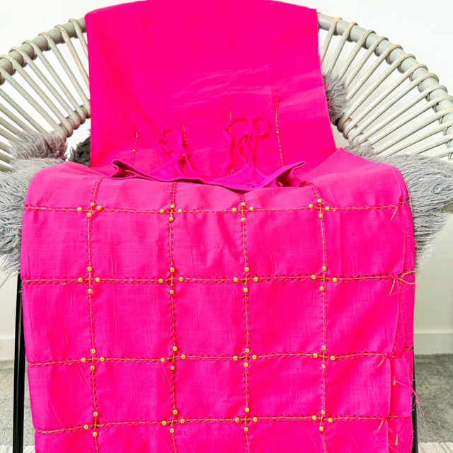 Pagne rose avec son haut et ses perles 