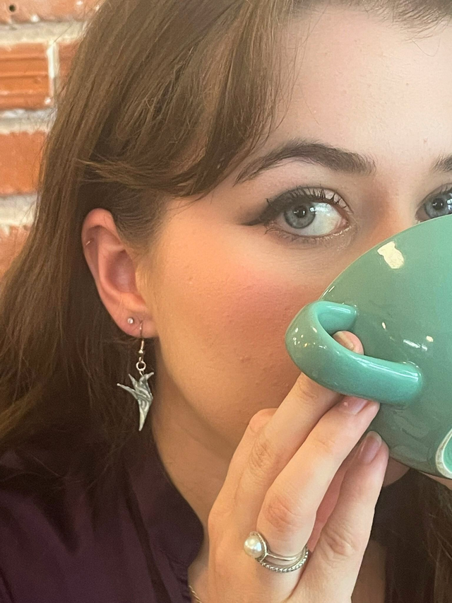 Boucles d'oreilles courtes "Colibri" motifs vagues de couleur bleue ciel