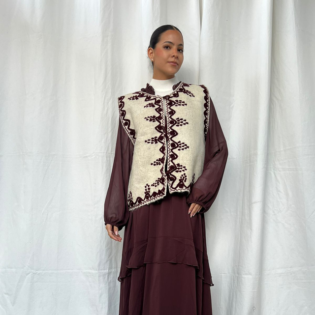 5.6 chaleco lana beige con bordado burdeos 