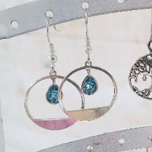 Créole perle de verre bleue