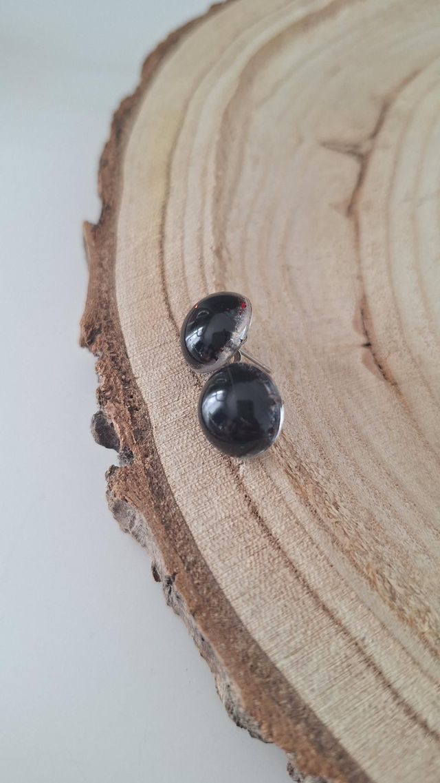 Puces d'oreilles noires et feuilles rouges