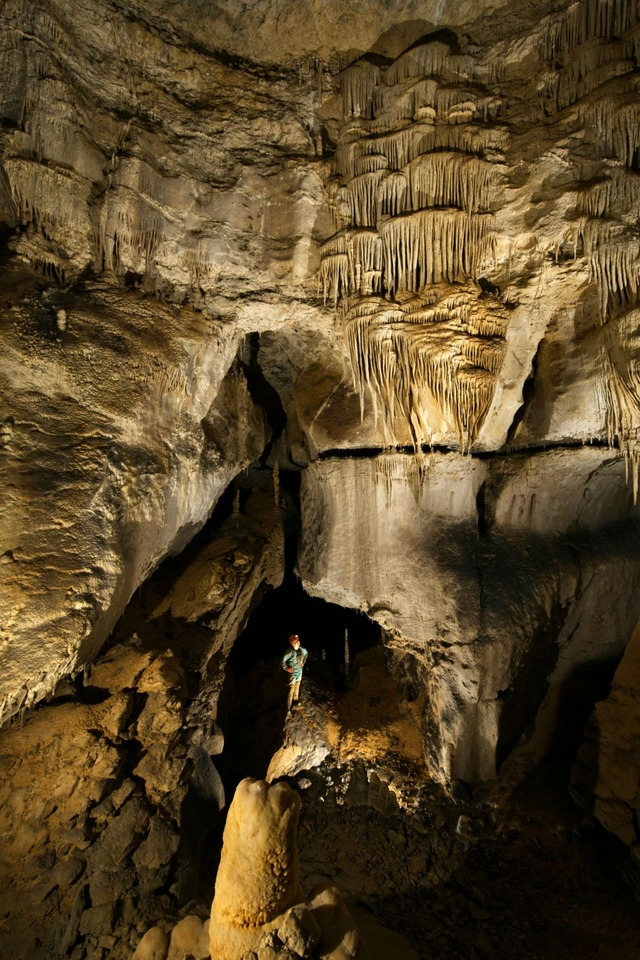 Pendant Chamber Annex, Cueva de Riaño, Sistema de Cuatro Valles by Sam Davis Photographer
