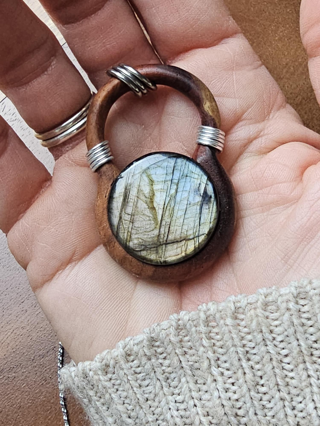 Pendentif bois et labradorite 