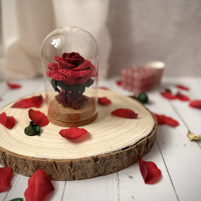 Rose éternelle sous cloche - au crochet