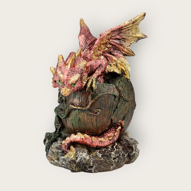 Bébé dragon sur oeuf de la forêt 