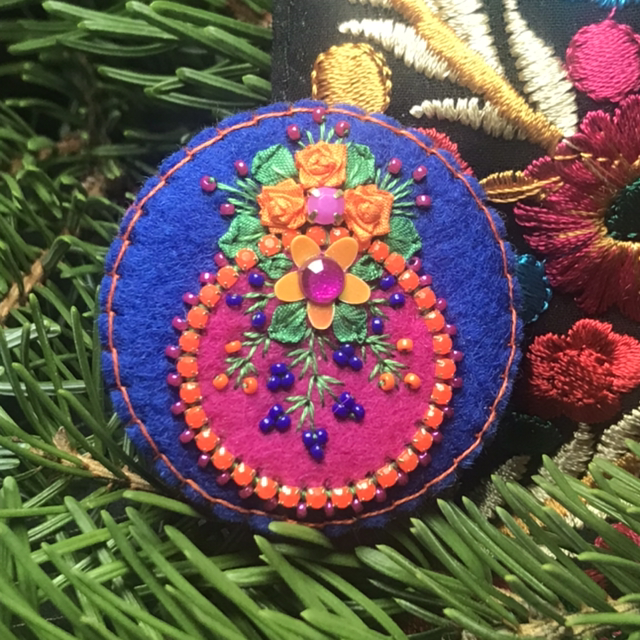 Broche bleu/fuchsia/orange rond