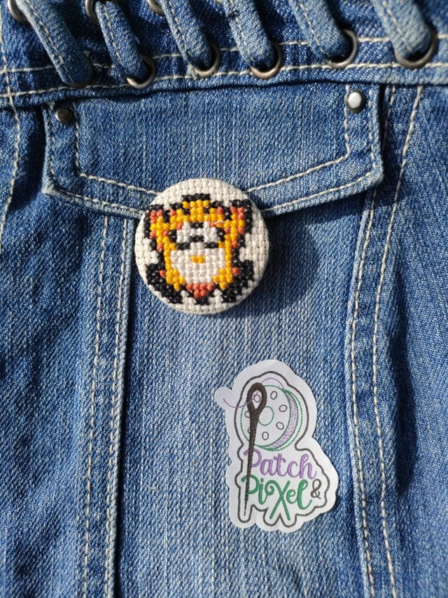 Taupe Mari0 Badge ou porte clé brodé à la main pixel art