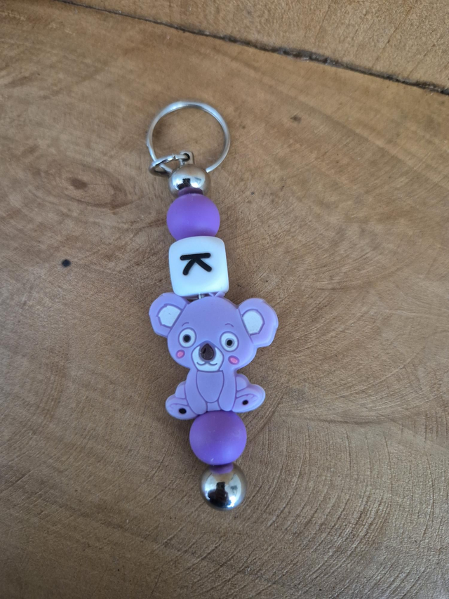 Porte clef panda violet lettre K