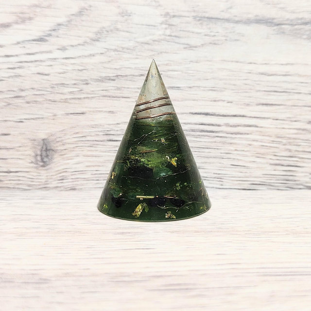 Petite orgonite pyramide conique aventurine 