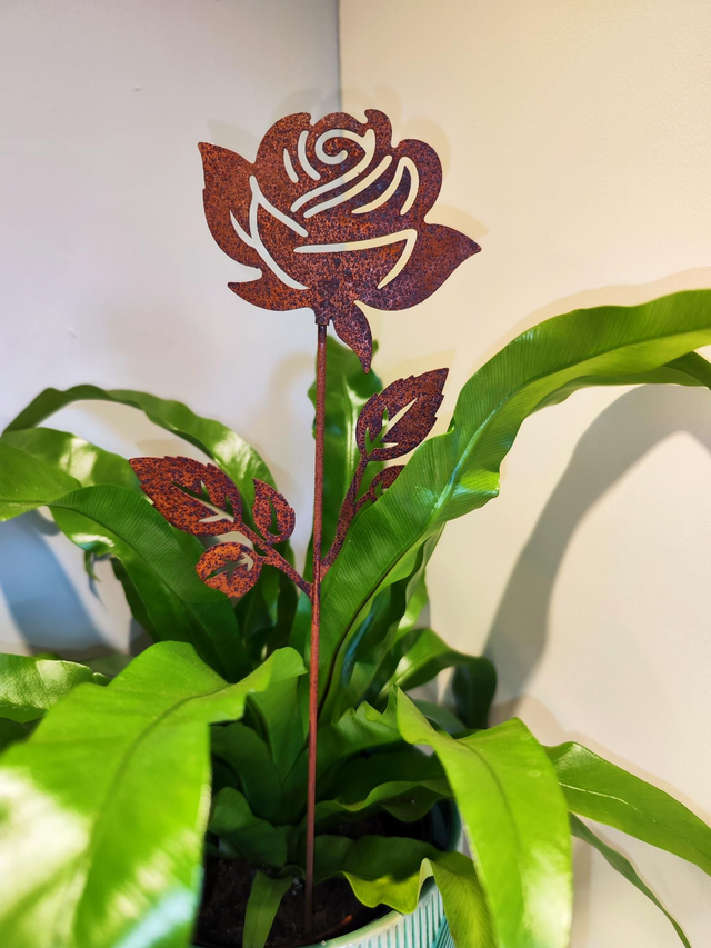 Rose Flower Stake in Rusty Metal Finish