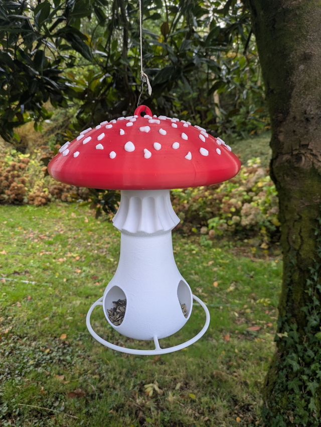Mangeoire autonome à oiseaux de la nature à suspendre originale en forme de champignon amanite tue-mouches avec réservoir à graines