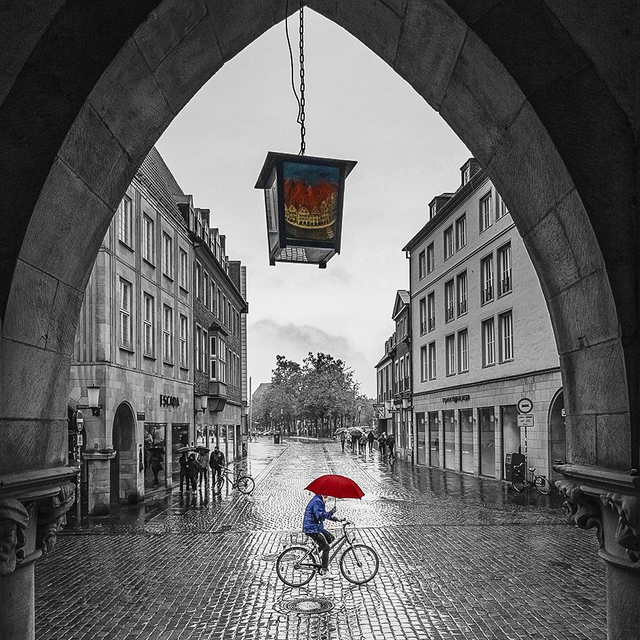 Roter Schirm im Regen